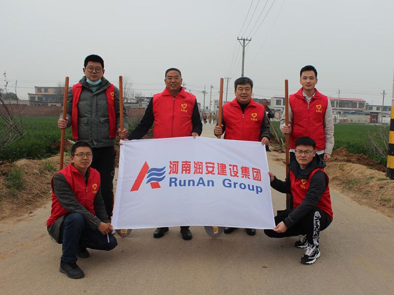 2022年，潤(rùn)安集團(tuán)深入寶蓮寺鎮(zhèn)二十里鋪村，助力人居環(huán)境整治。